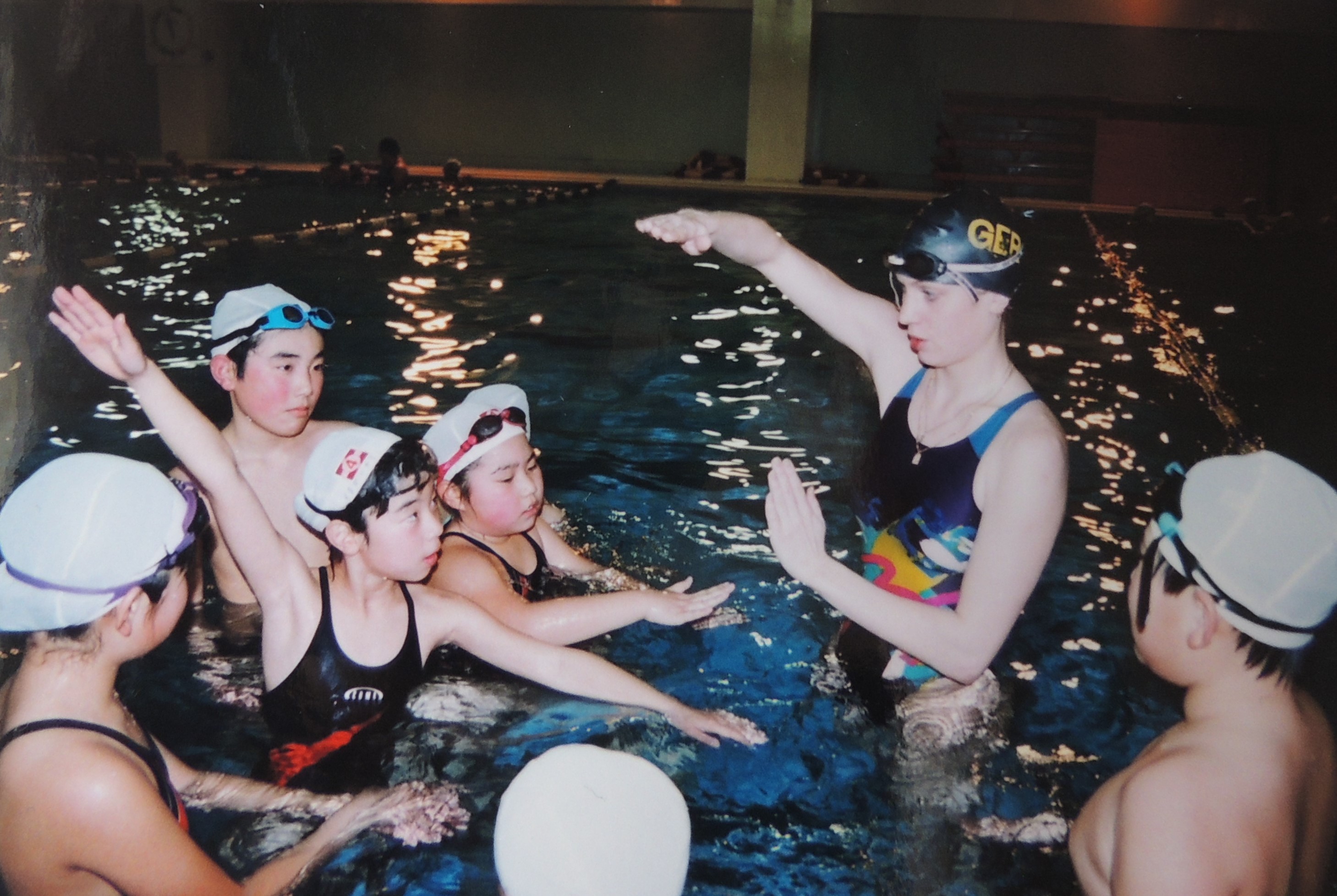 Heike Aptizsch-Friedrich gibt Kindern in Japan Schwimmunterricht