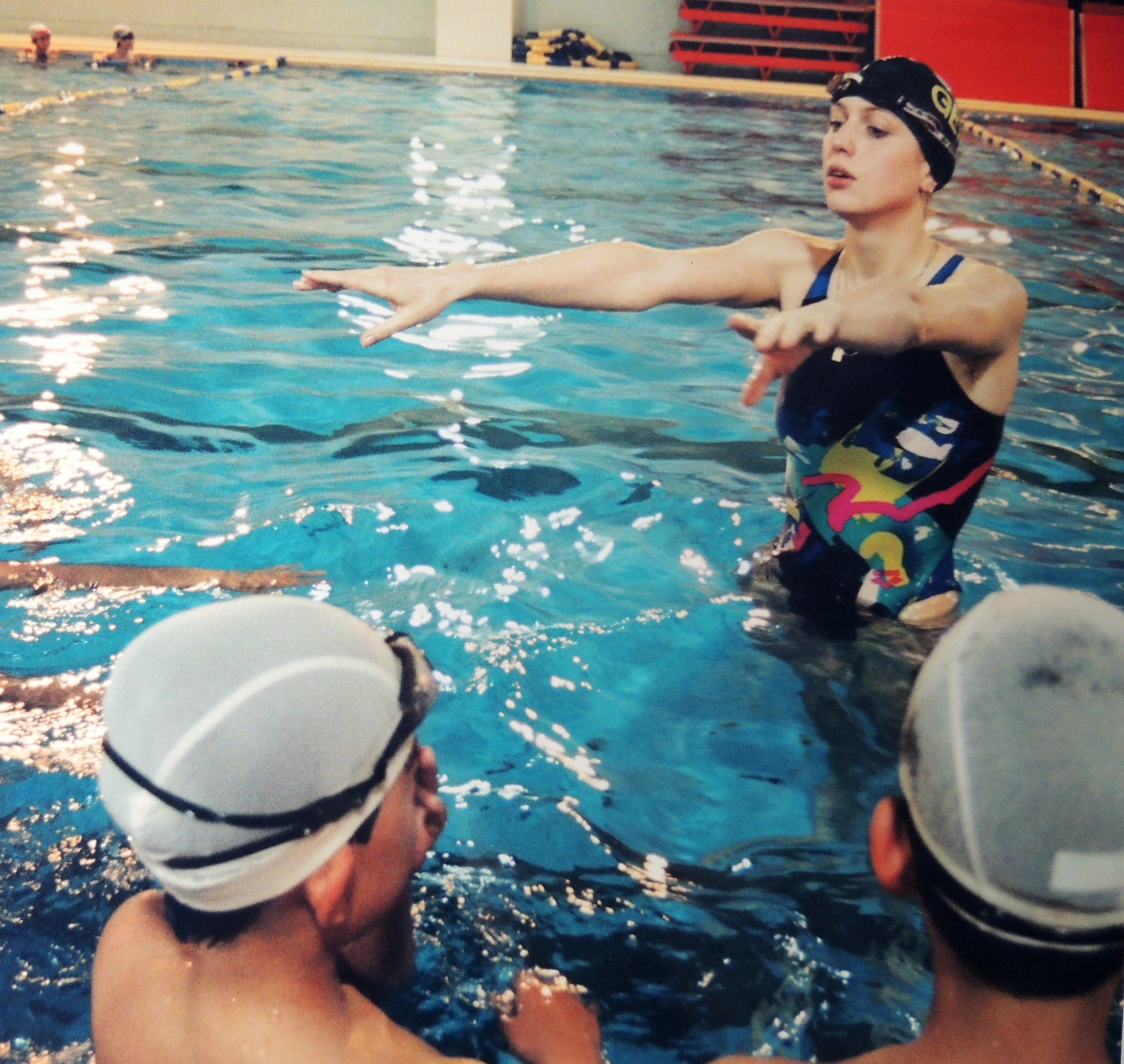 Heike Apitzsch-Friedrich gibt Kindern in Japan Schwimmunterricht
